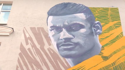 En coulisses - Un portrait géant de Neymar peint sur un immeuble à Kazan