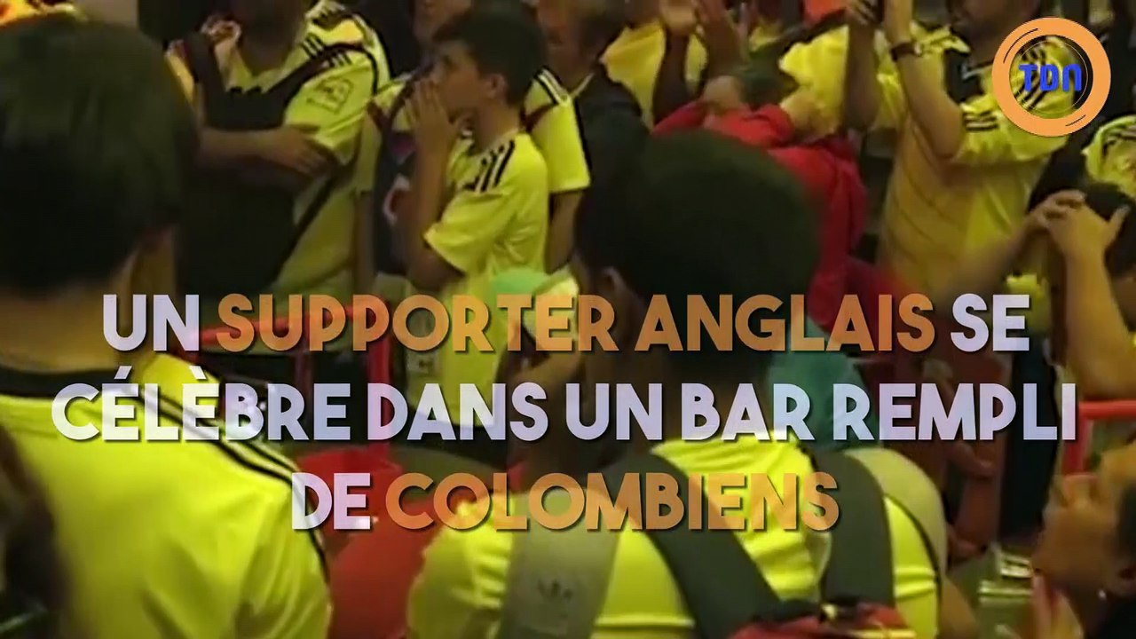Un supporter anglais se célèbre dans un bar rem...