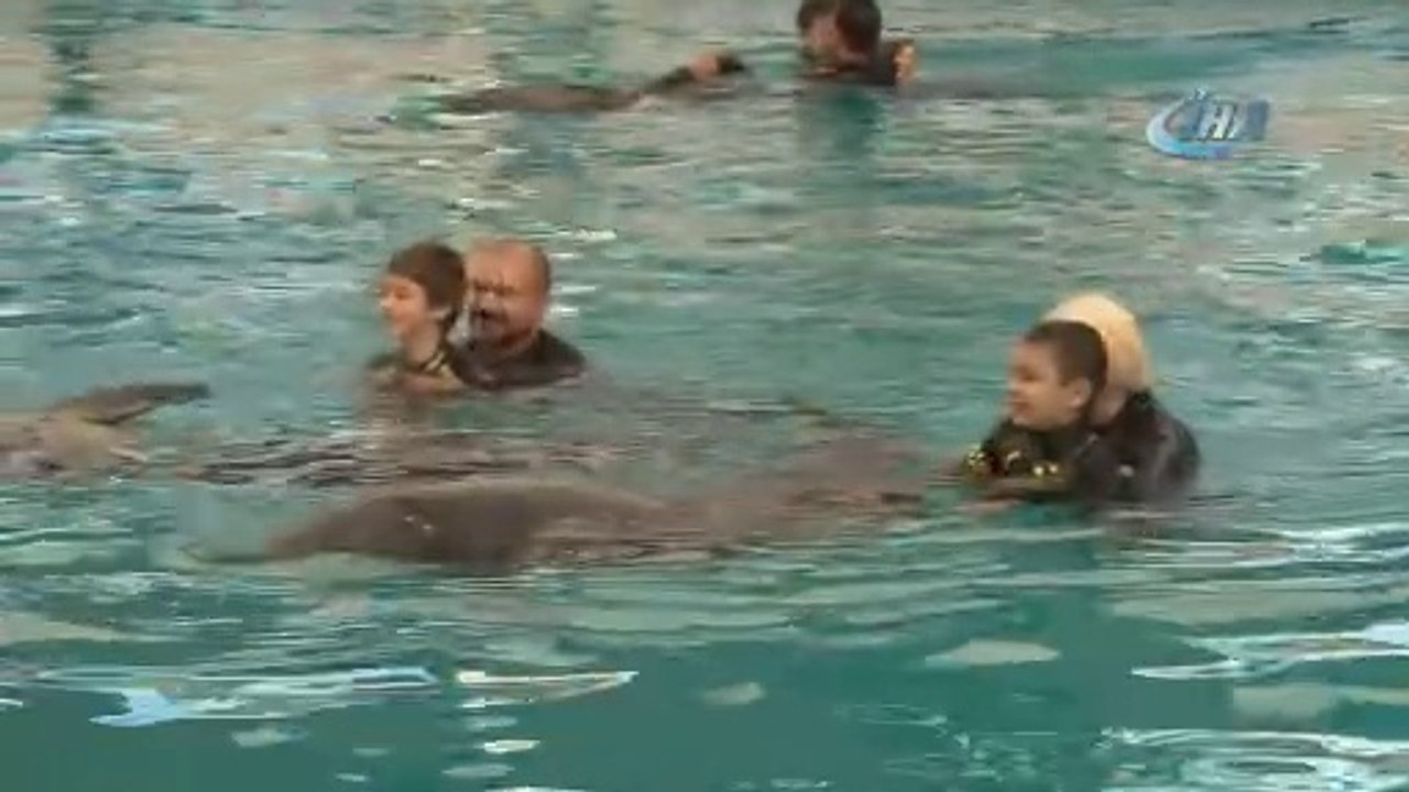 Antalya’da Hayatlarında İlk Kez Yunuslarla Yüzen Otizmli Çocukların Keyifli Anları