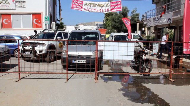 'Tapulu arazim' diyerek yolu trafiğe kapattı - ANTALYA