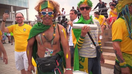 Video herunterladen: Brazil fans in jovial mood as Neymar and co. arrive in Kazan