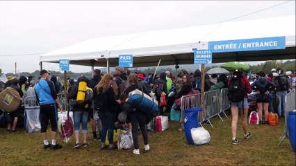 Eurockéennes Installation au  camping sous la pluie