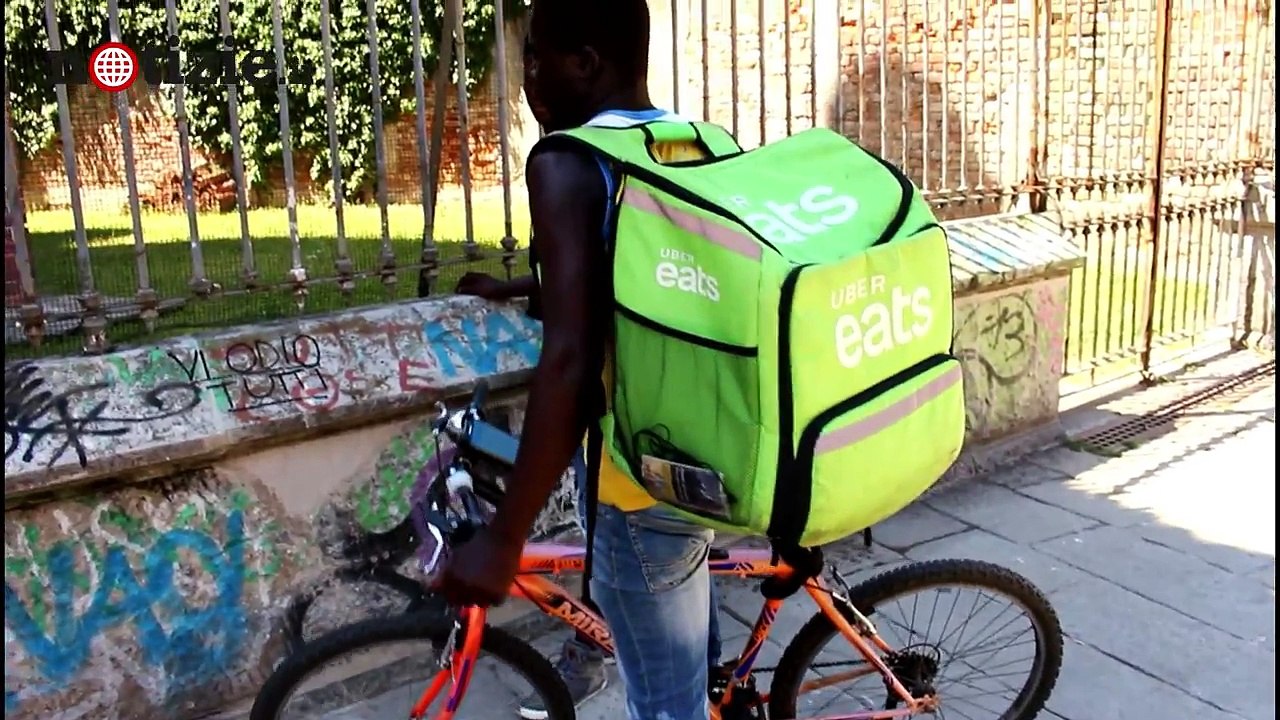 Da migrante a rider, le storie dei fattorini di Foodora, Deliveroo e Uber | Notizie.it