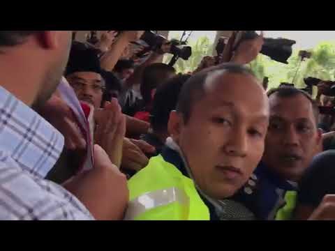 Police attempt to control Najib's supporters at KL Courts Complex