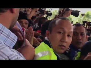 Police attempt to control Najib's supporters at KL Courts Complex