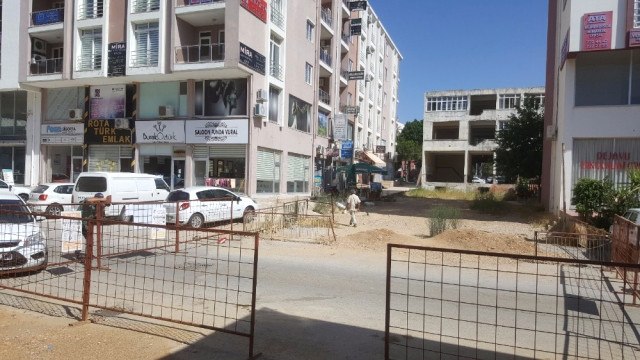 Antalya'da Arsa Sahibi Adam Tapulu Arazim Diyerek Yolu Trafiğe Kapattı