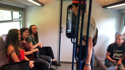 Un accompagnateur de train porte une jupe pour protester contre l'interdiction de porter un bermuda au travail