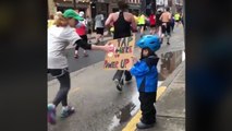 Un enfant redonne de l’énergie à des marathoniens avec une pancarte