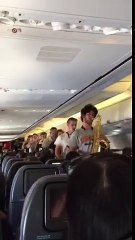 Orchestre dans un avion : ils mettent une ambiance de feu !