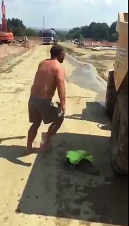 Jacuzzi.. dans une pelleteuse sur un chantier !