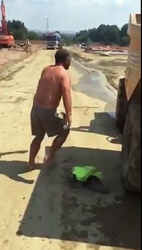 Jacuzzi.. dans une pelleteuse sur un chantier !