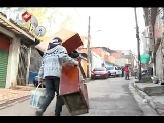 Famílias afetadas por deslizamento de terra juntam o que sobrou para reconstruir a vida