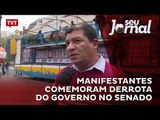 Manifestantes comemoram derrota do governo no Senado