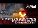 Sindicato dos Eletricitários queima pato gigante em frente à FIESP
