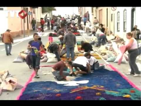 Fiéis enfeitam as ruas no dia de Corpus Christi