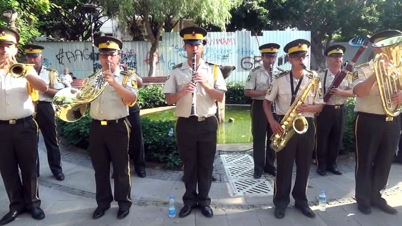 Kurtuluş gününde askeri bando takımından halka konser