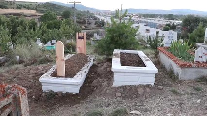 Acılı Anne, Oğlu Defnedildikten 3 Saat Sonra Hayatını Kaybetti, Oğlunun Yanına Defnedildi