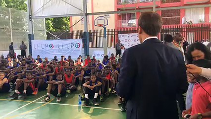 Emmanuel Macron s'essaie au basket au Nigéria