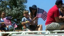 EXCLUSIVE - Jennifer Garner And Her Kiddies Enjoy A Fun Firetruck Ride On July 4th
