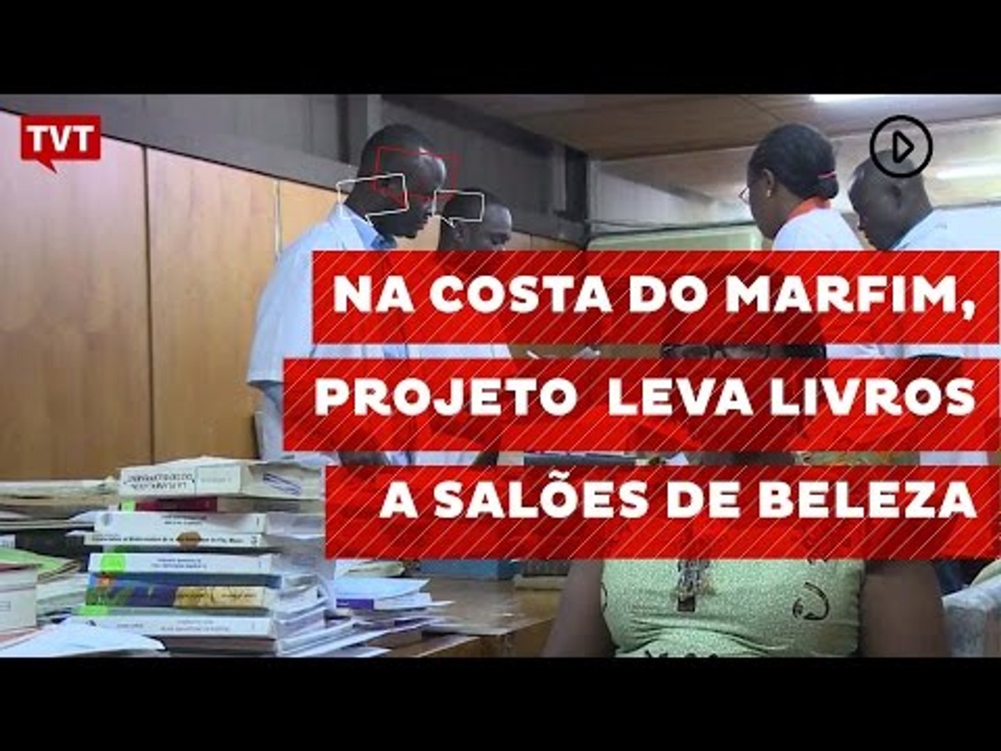 Na Costa do Marfim, projeto leva livros a salões de beleza