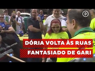 Fantasiado e acompanhado de Regina Duarte, Dória "varre" Av. Paulista