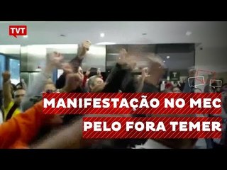Manifestação no MEC pede a saída de Temer e de Mendonça Filho