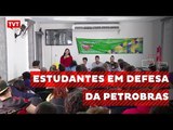 Estudantes fazem ato para defender a Petrobras e o pré-sal