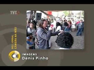 Familiares de integrante morto do movimento punk discursam em ato contra a corrupção da mídia