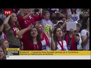 Grupo de mulheres é detido em avião por protesto contra golpe