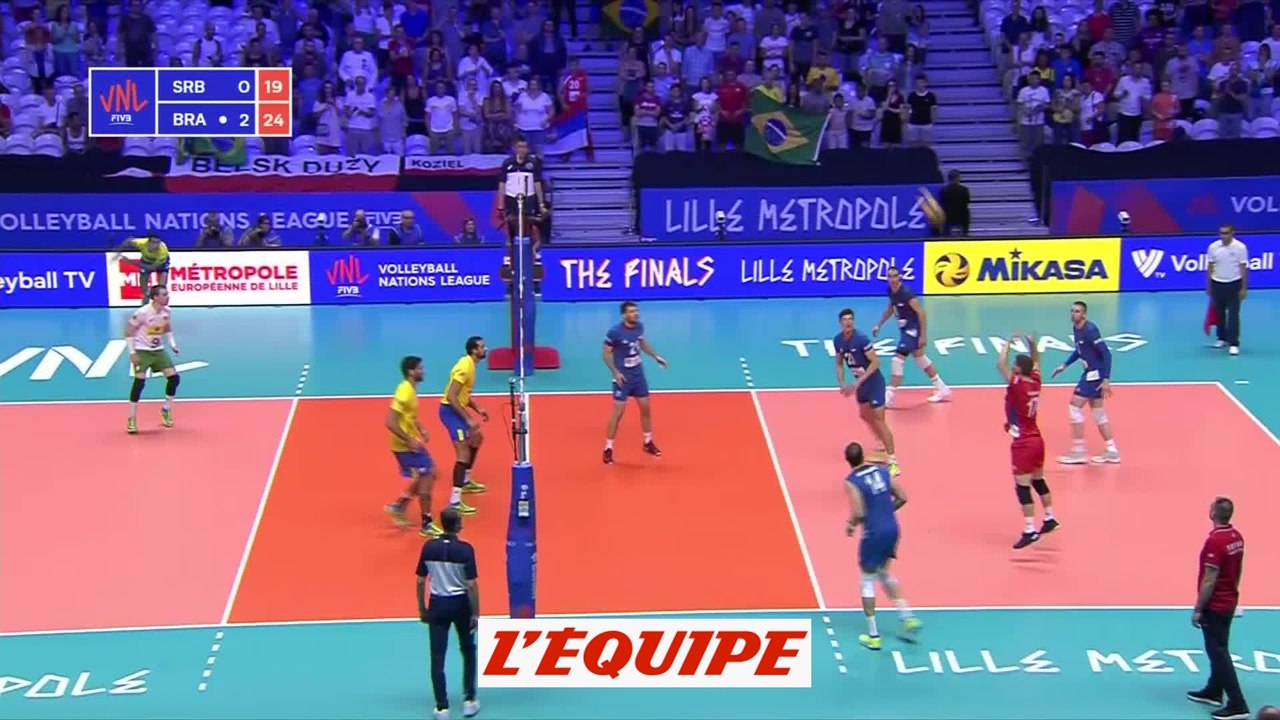 La balle de match entre le Brésil et la Serbie - Volley - Ligue des nations