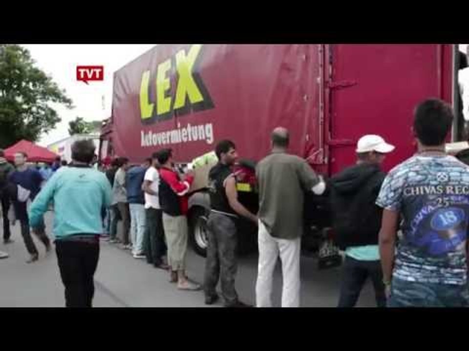 Alemães recebem refugiados com boas-vindas nas estações de trem