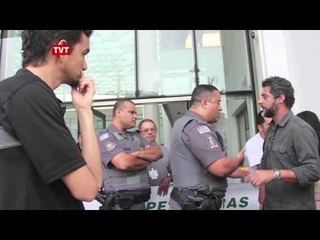 Viatura da PM sai em disparada levando 2 sindicalistas no capô