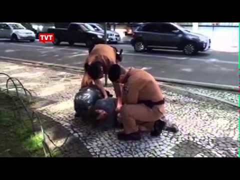Policiais de Curitiba fazem abordagem violenta a morador de rua