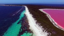 Un lac rose mysterieux en bord de mer en Australie