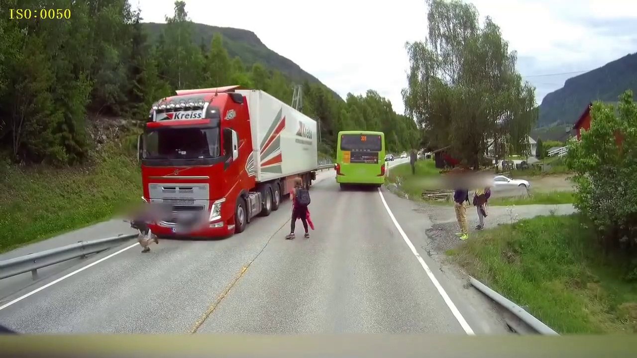 Des enfants traversent la route sans regarder alors qu'un camion arrive