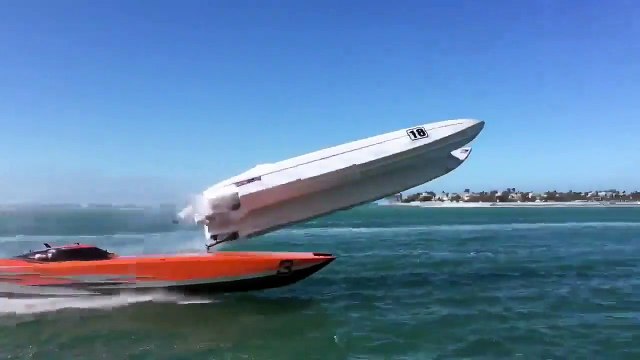 Un super-boat s'envole en percutant un concurrent en pleine course