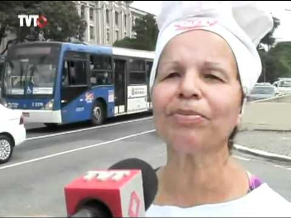 Trabalhadores na Saúde protestam com arroz e ovo, em São Paulo