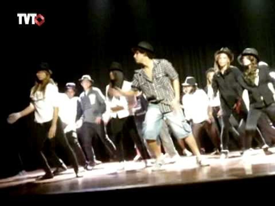 Alunos se transformam Michael Jackson por um dia em Mogi das Cruzes