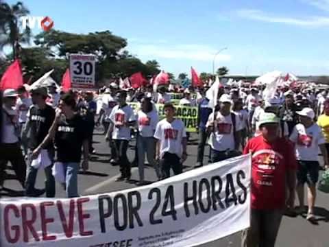 Servidores em greve cobram propostas do governo federal