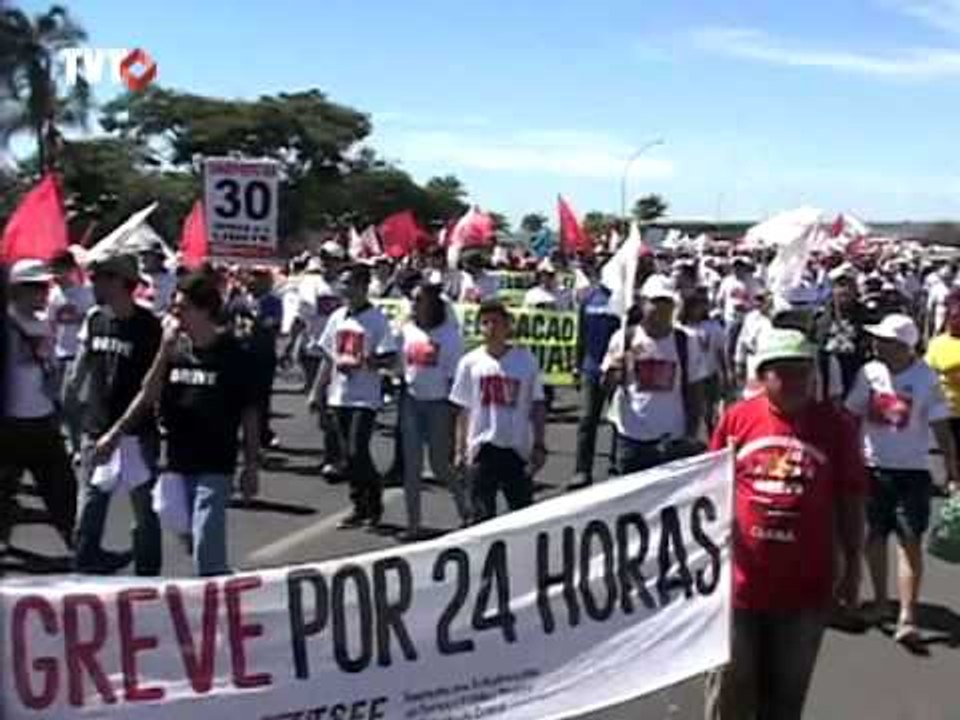 Servidores em greve cobram propostas do governo federal
