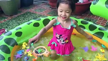 Bé Anh tắm hồ bơi và chơi đồ chơi câu cá - Fishing toy, Family pool fun Summer