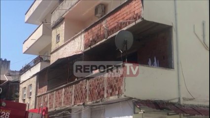 Report TV - Vlorë, marrin flakë dy bombula gazi në ballkonin e një apartamenti