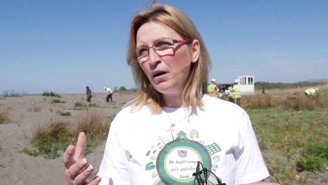 Ora News - Po pastrohet bregdeti i ndotur nga mbetjet urbane