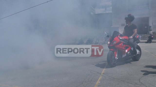 Dy ditë Drift show në sheshin Nënë Tereza, parada, garë, rrëshqitje në asfalt dhe adrenalinë