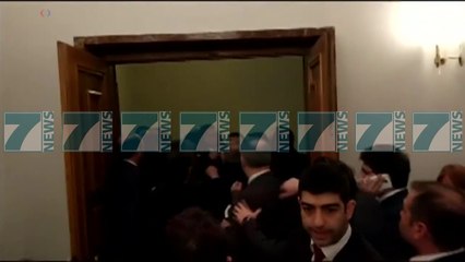 DHUNE NE PARLAMENTIN TURK, PERLESHEN DEPUTETET E DISA PARTIVE  - News, Lajme - Kanali 8