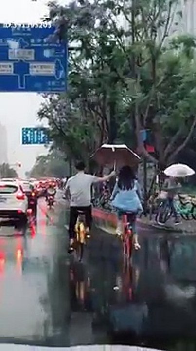 Em vẫn tin vào một ngày nào đó, sẽ có người đến bên và ôm em thật chặt, sẽ có người vì yêu mà bao dung với tất cả yếu đuối tổn thương trong trái tim em, sẽ vì c