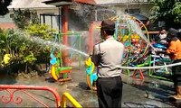 Petugas Gabungan Bersihkan Debu Vulkanik Gunung Merapi