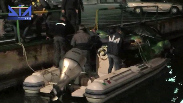 Ora News - Shefi në Itali, 21 shqiptarë të arrestuar për trafik droge, u kapën 2.3 ton kanabis