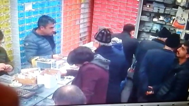 Kalabalıktan faydalanan hırsız kaşla göz arasında cep telefonu çaldı... O anlar kamerada