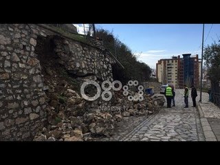 Ora News - Rrëshqitje gurësh në rrugën e Kalasë së Lezhës, rrezikohen dy banesa